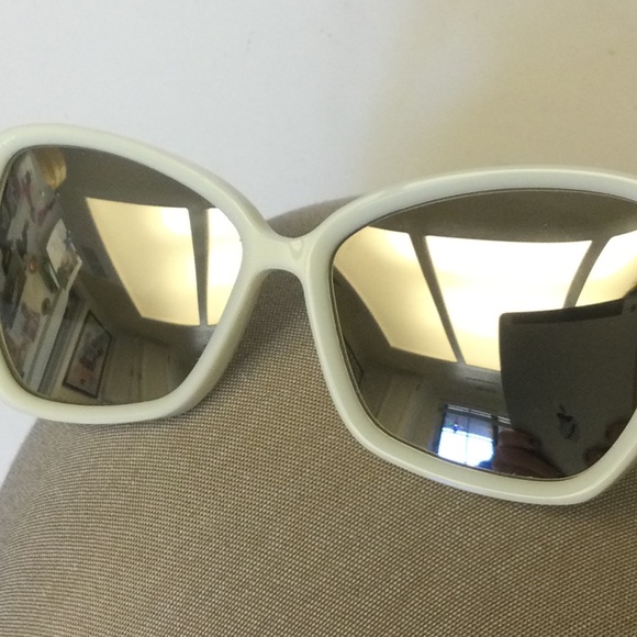 CELINE CL40075I 56mm SUNGLASSES WHITE WITH MIRRORED LENSES
NWOT main image 7